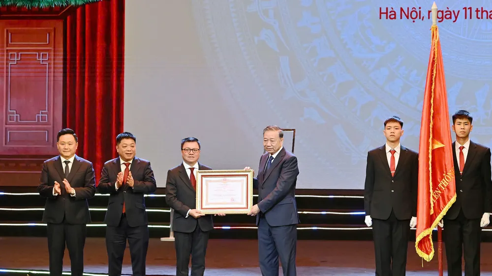 Tổng Bí thư Tô Lâm thay mặt Lãnh đạo Đảng và Nhà nước trao Huân chương Lao động hạng nhất tặng Báo Nhân Dân. Ảnh: VIẾT CHUNG