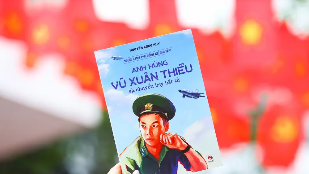 Cuốn sách mới về Anh hùng phi công Vũ Xuân Thiều. Ảnh HÀ PHÙNG