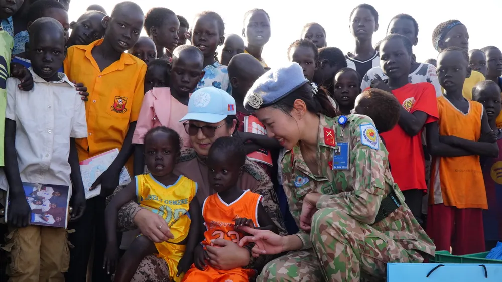 Đóng bàn ghế, tặng quần áo, sách vở cho người dân Nam Sudan dịp 30-4