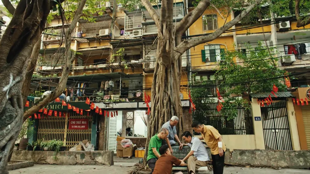 Cảnh khu tập thể cũ trong phim "Dưới ô cửa sáng đèn". Ảnh DƯƠNG NGUYỄN