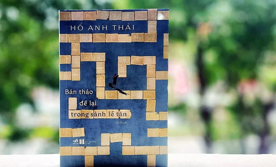 Tiểu thuyết Bản thảo để lại trong sảnh lễ tân. Ảnh MAI LIÊN