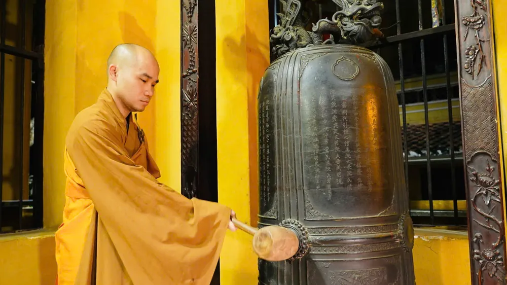 Chùa Quán Sứ (Hà Nội) cử chuông sáng 27-7 tưởng niệm các Anh hùng liệt sĩ. Ảnh: GHPGVN
