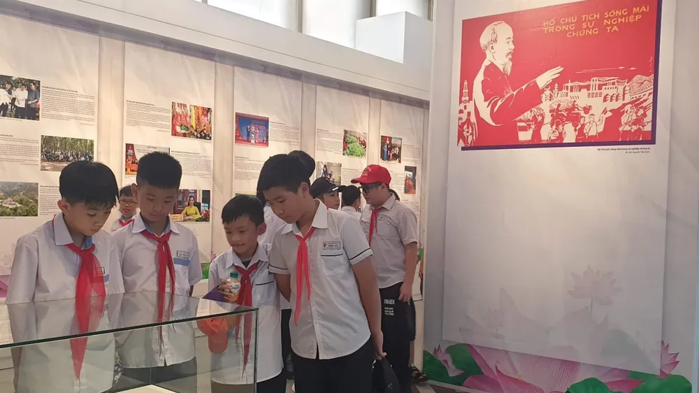 Học sinh, sinh viên được khuyến khích tham quan, chăm sóc di tích, bảo tàng. Ảnh: THU HÀ