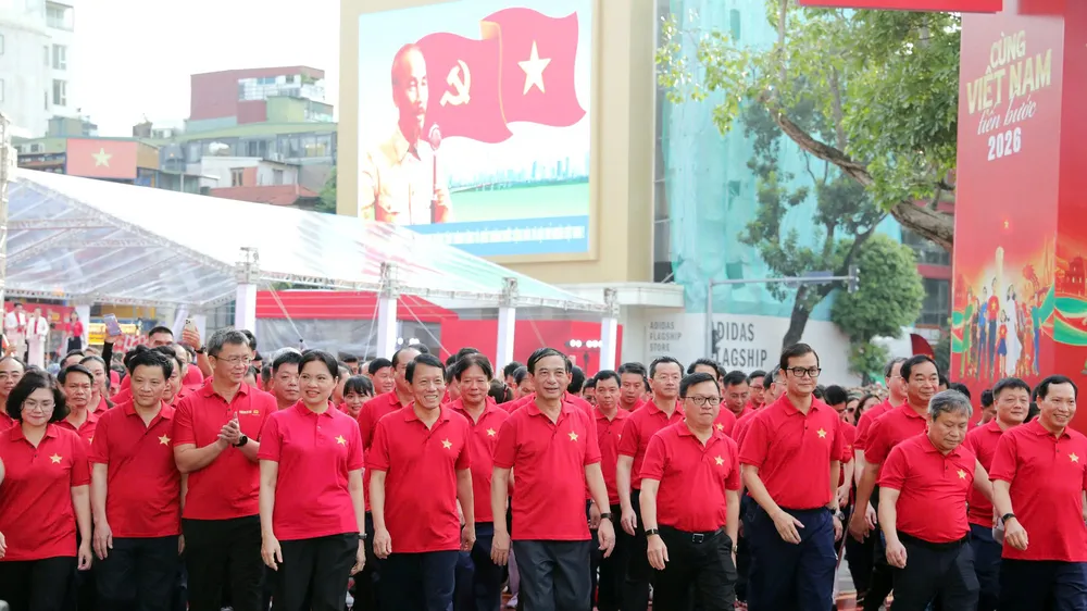 Các đại biểu cùng đi bộ đóng góp vào kỷ lục của chương trình "Cùng Việt Nam tiến bước". Ảnh: KHIẾU MINH