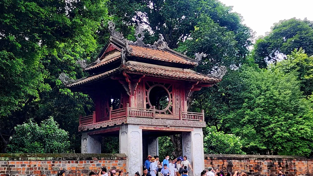 Du khách đến Văn Miếu - Quốc Tử Giám giữa kỳ nghỉ lễ Quốc khánh. Ảnh: THU HÀ