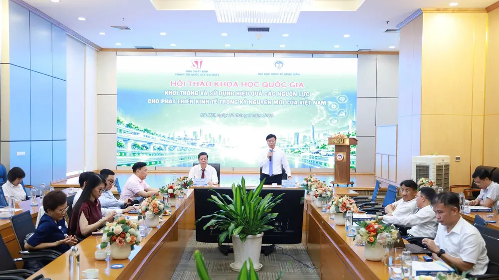 Đại biểu tham dự Hội thảo khoa học quốc gia “Khơi thông và sử dụng hiệu quả các nguồn lực cho phát triển kinh tế trong kỷ nguyên mới của Việt Nam”. Ảnh: NGUYỄN CHẮT