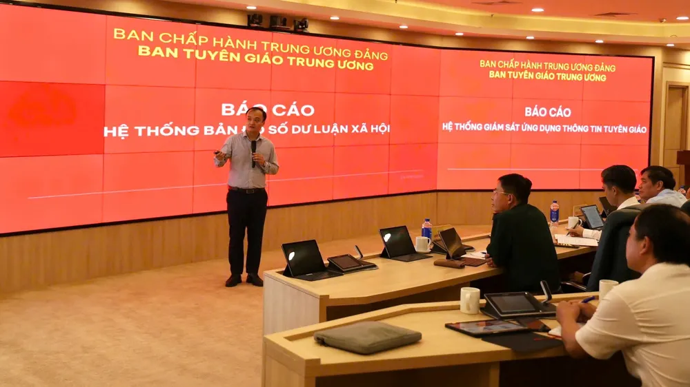 Đại diện tổ kỹ thuật báo cáo tình hình xây dựng ba hệ thống giám sát. Ảnh: PV