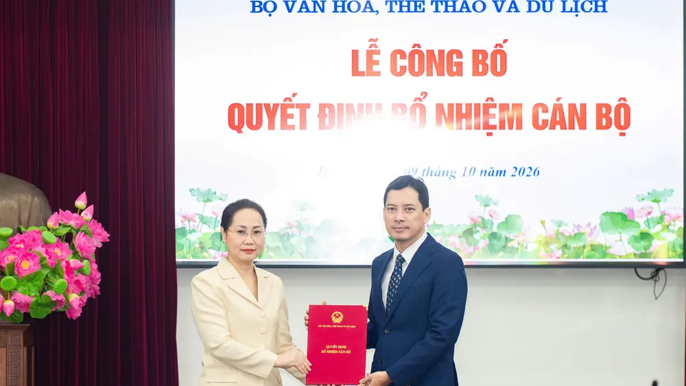 Bộ trưởng Bộ VH-TT-DL Lâm Thị Phương Thanh trao quyết định điều động, bổ nhiệm ông Lê Quang Tự Do làm Cục trưởng Cục Báo chí. Ảnh: VIỆT HÀ