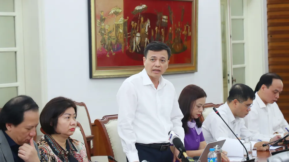Phó Cục trưởng Cục Điện ảnh Đỗ Quốc Việt trả lời về vấn đề quản lý phim trên không gian mạng tại họp báo, sáng 9-10. Ảnh: HUẤN TRẦN