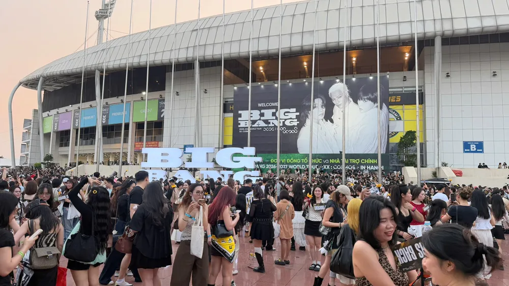 Fan BigBang náo nhiệt trước giờ diễn của BigBang tại Mỹ Đình. Ảnh: TRÚC ANH