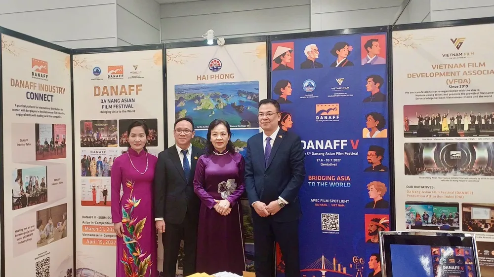 Đại biểu tham dự khai trương gian hàng Điện ảnh Việt Nam tại Nhật. Ảnh: HÀ TRUNG