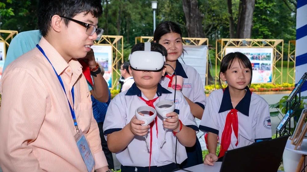 Học sinh thích thú tìm hiểu các ứng dụng công nghệ giáo dục hiện đại của EMG