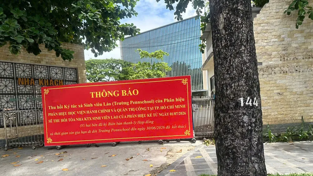 Cơ sở số 10 đường Ba tháng Hai (phường Hòa Hưng, TPHCM), Phân hiệu của Học viện Hành chính và Quản trị công đã gắn bảng thông báo thu hồi ký túc xá, nơi Trường Pennschool học sinh đến nhập học.