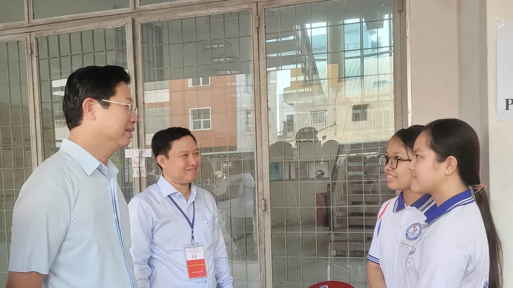 Ông Huỳnh Minh Tuấn - Phó chủ tịch UBND tỉnh và TS Lê Quang Trí - Giám đốc Sở GD-ĐT kiểm tra cơ sở vật chất tại Trường THPT Trần Hưng Đạo, phường Đạo Thạnh, tỉnh Đồng Tháp.