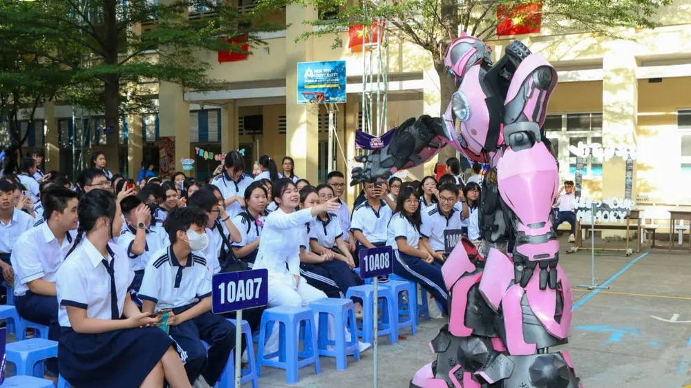 Học sinh Trường THPT Võ Thị Sáu thích thú với người bạn robot trong ngày đầu đến trường
