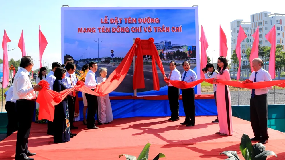 Các đồng chí nguyên lãnh đạo, lãnh đạo TPHCM tham gia lễ đặt tên đường dẫn cao tốc TPHCM – Trung Lương mang tên đồng chí Võ Trần Chí. Ảnh: Tuấn Vũ
