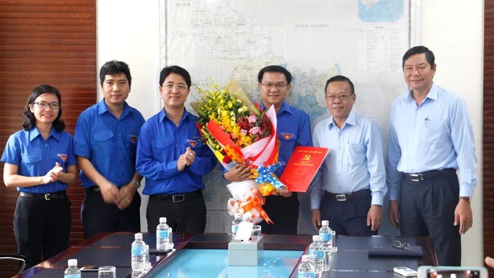 Lãnh đạo TPHCM và Thành Đoàn TNCS TPHCM chúc mừng anh Lâm Đình Thắng