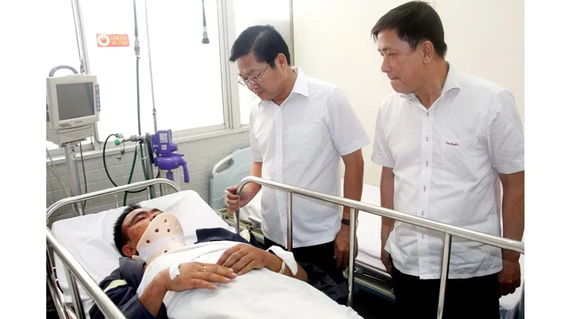 Lãnh đạo UBND quận Bình Tân thăm hỏi Hạ sĩ Phan Tấn Quốc bị thương, đang điều trị tại Bệnh viện Chợ Rẫy​