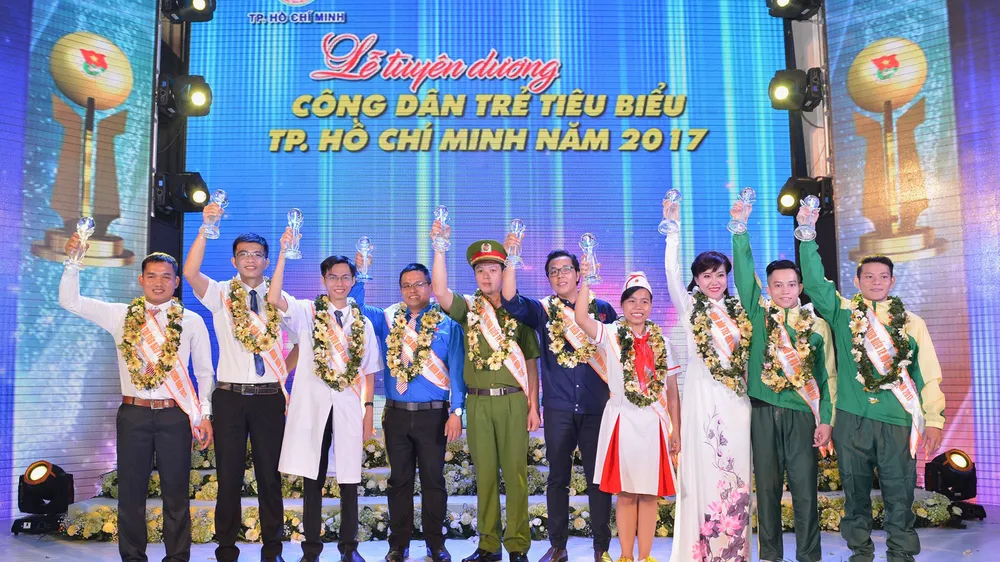 10 công dân trẻ tiêu biểu TPHCM năm 2017 được tuyên dương sáng 1-1. Ảnh: VIỆT DŨNG
