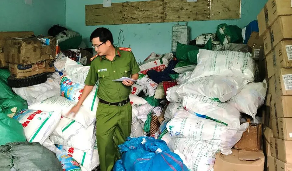 Công an quận Bình Tân khám xét "xưởng" sản xuất bột ngọt giả của bà Ong Thị Dung