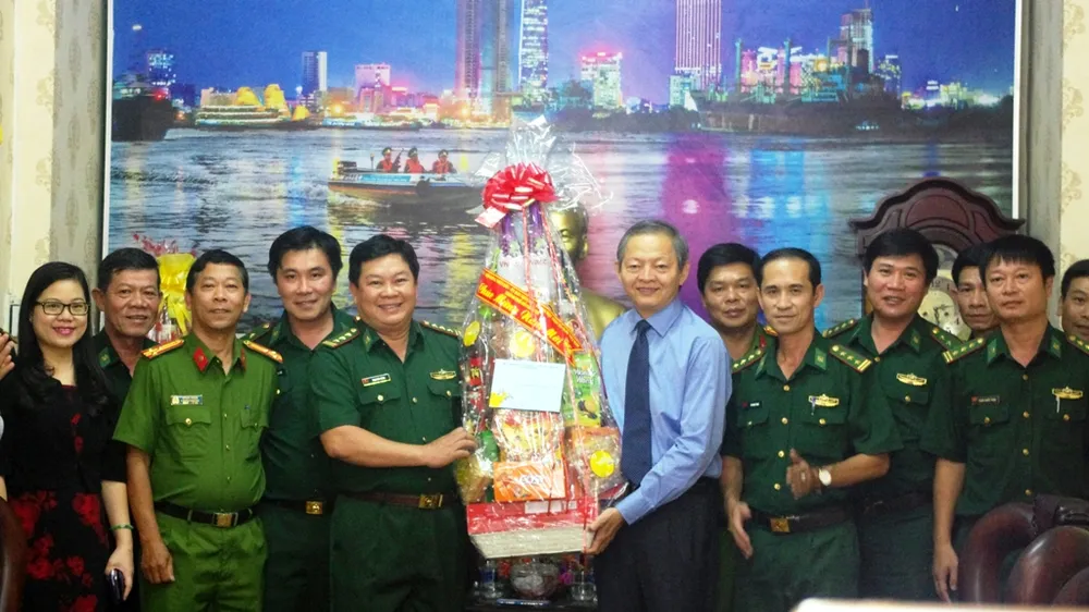 Lãnh đạo TPHCM thăm, chúc tết các đơn vị lực lượng vũ trang, đơn vị thi công đường hoa Nguyễn Huệ