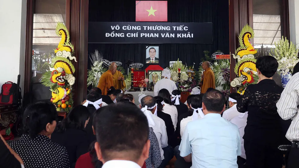 Để lại trên đời bao tiếng thơm​