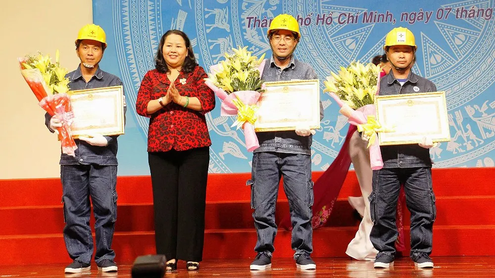 4 kỹ sư, công nhân Điện lực TPHCM nhận bằng khen của Thủ tướng Chính phủ