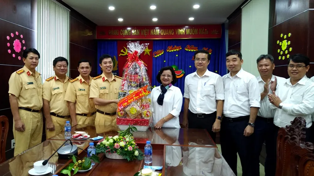 Lãnh đạo TPHCM thăm, tặng quà tết lực lượng cảnh sát giao thông
