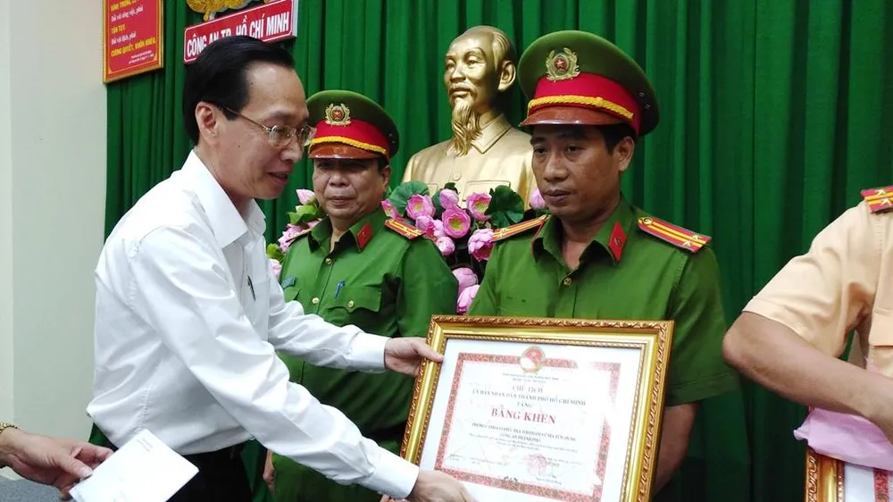 Khen thưởng các đơn vị bắt giữ đường dây vận chuyển 300kg ma túy tại ngã tư An Sương