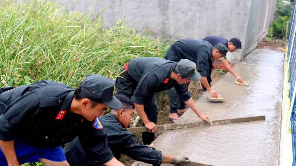 Cảnh sát cơ động giúp người dân ngoại thành TPHCM bê tông hóa hẻm