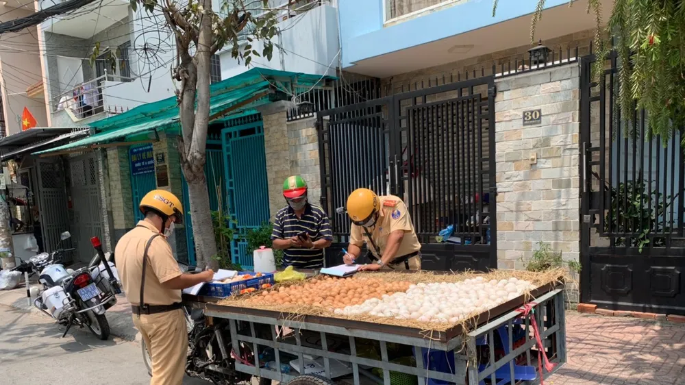 Tập trung xử lý xe tự chế quanh chợ đầu mối Bình Điền và các cửa hàng vật liệu xây dựng