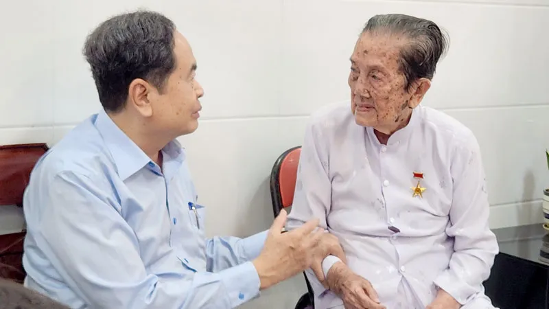 Phó Chủ tịch Thường trực Quốc hội Trần Thanh Mẫn tặng quà tết tại Kiên Giang 