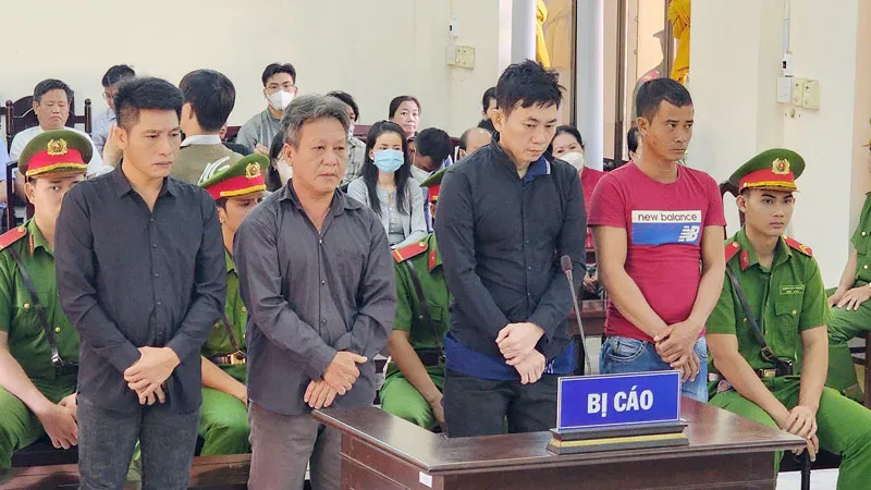 Tổ chức cho người khác xuất cảnh trái phép để khai thác hải sản, 4 bị cáo lãnh án 23 năm tù