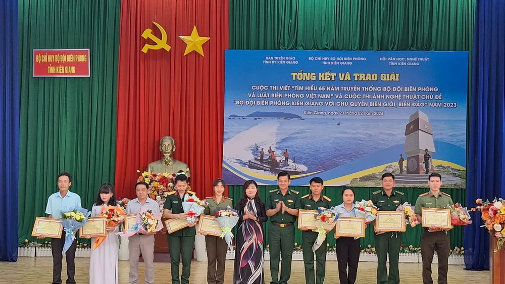 Ban tổ chức trao thưởng cho các tác giả Cuộc thi viết “Tìm hiểu 65 năm truyền thống BĐBP và Luật Biên phòng Việt Nam” năm 2023