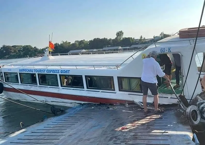 An Giang: Tàu chở du khách nước ngoài va chạm phà trên sông Tiền, 3 người bị thương