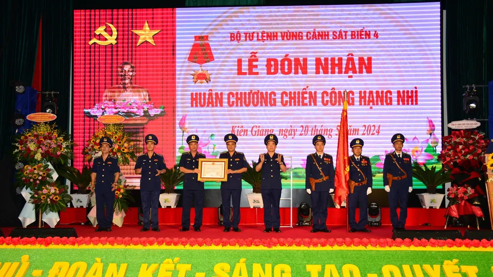 Bộ Tư lệnh Vùng Cảnh sát biển 4 nhận Huân chương Chiến công hạng Nhì