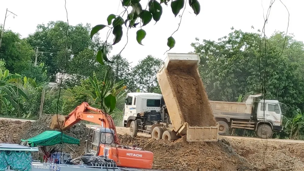 Vụ chuyển đất bùn san lấp dự trữ ra khỏi địa phương: Ngày 20-7, Long An tổ chức họp, làm rõ