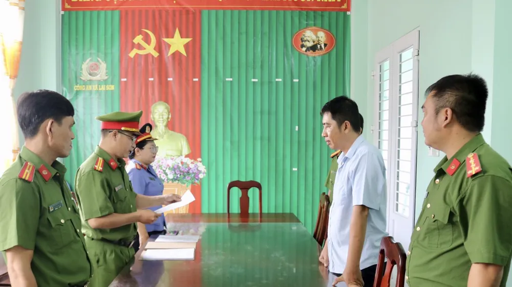 Cán bộ địa chính lạm dụng tín nhiệm chiếm đoạt tài sản