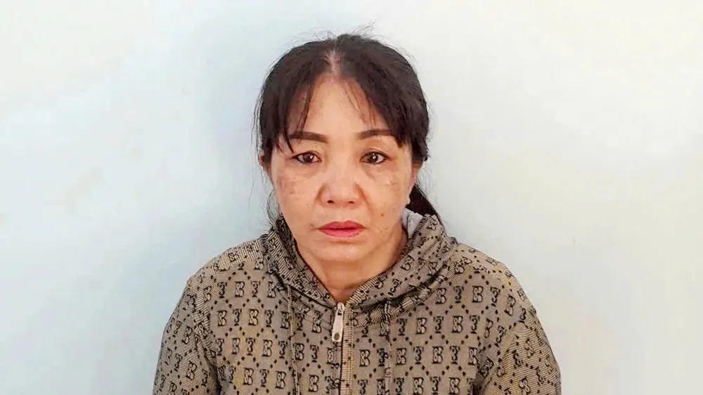 Bắt khẩn cấp “mẹ nuôi” tạt nước sôi vào bé gái 12 tuổi