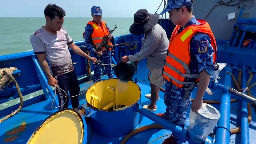 Tạm giữ tàu vận chuyển trái phép 100.000 lít dầu DO trên biển