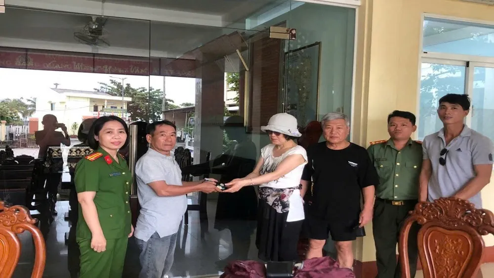 Du khách Hàn Quốc xúc động khi nhận lại ví đã đánh rơi