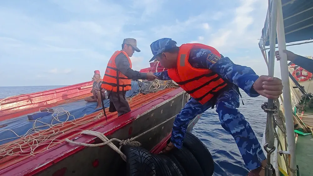 Vùng Cảnh sát biển 4 hỗ trợ tàu Thái Lan gặp nạn trên biển