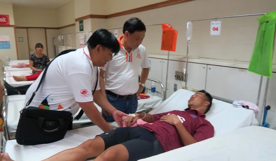 Nhà tài trợ Tôn Đông Á vào thăm động viên Lê Văn Duẩn.