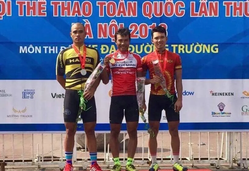 Nguyễn Trường Tài với chiếc huy chương vàng. 
