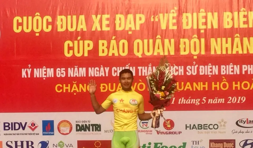 Quàng Văn Cường tạm mặc áo vàng. 
