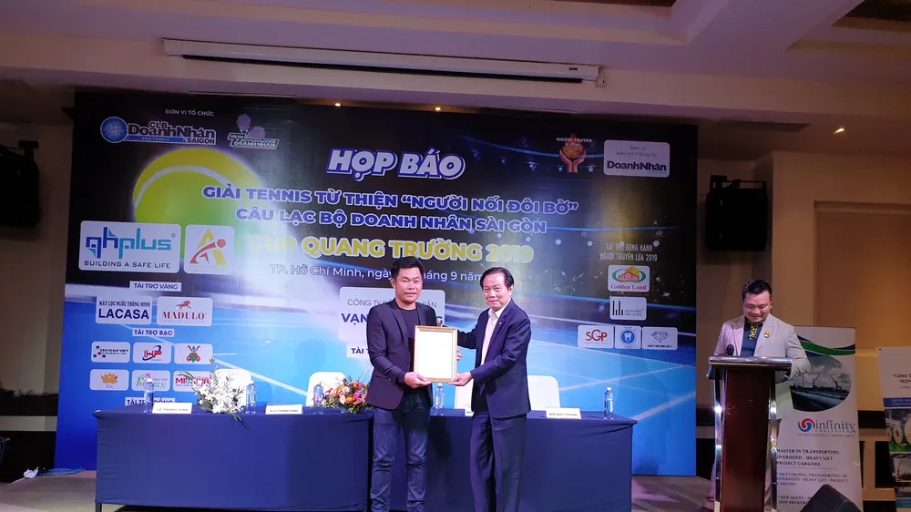 Các Doanh nhân chung tay xây dựng cầu cho bà con vùng Đồng Tháp Mười. 