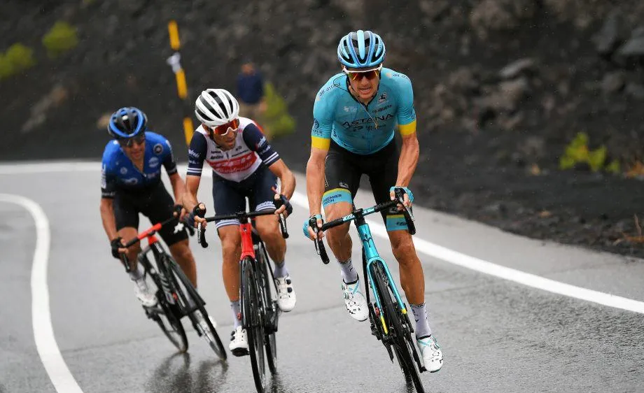Vincenzo Nibali (giữa) và Jakob Fuglsang (phải) ở đoạn leo dốc của Giro d'Italia.