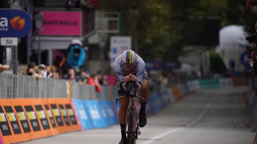 “Thần gió” Filippo Ganna vẫn là Vua cá nhân tính giờ giải xe đạp Giro d’Italia