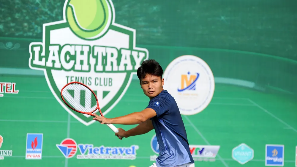 Trịnh Linh Giang gây bất ngờ lên ngô vô địch. 