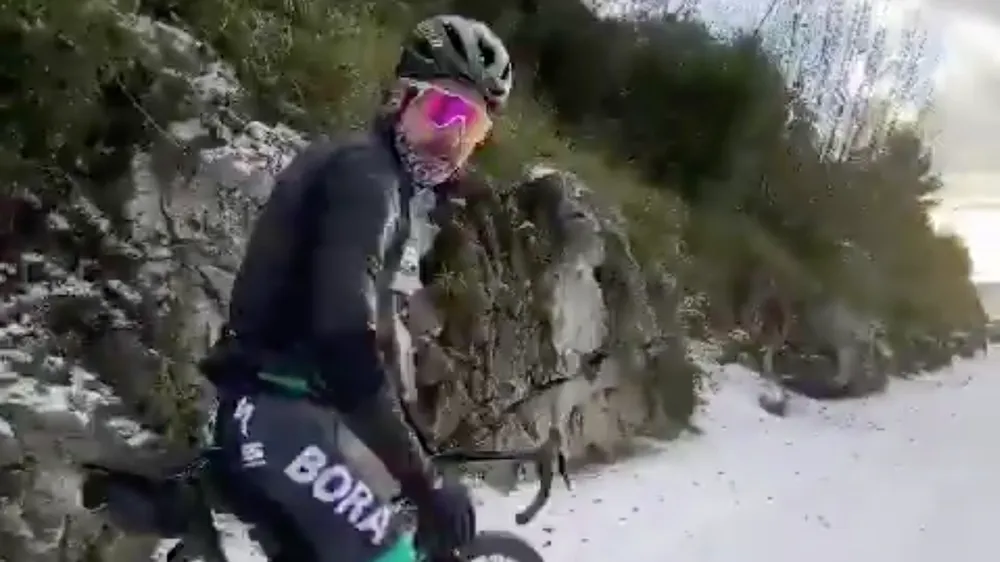 Peter Sagan trải nghiệm đạp xe trên tuyết. 